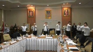 Quan chức y tế Thái Lan nhảy theo nhạc trước họp báo ra mắt dầu cần sa