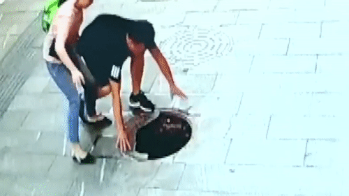 Ông bố nhanh tay giải cứu bé trai rơi xuống cống nước