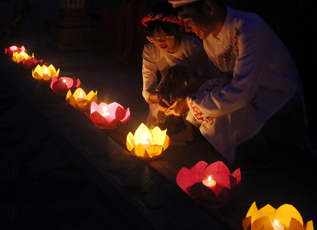 Ngắm hoa đăng và nét đẹp bông hồng cài áo ngày Vu lan