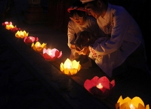 Ngắm hoa đăng và nét đẹp bông hồng cài áo ngày Vu lan