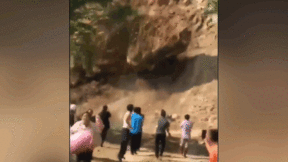 Suýt bị đá lớn đè trúng người vì đứng quay cảnh sạt lở