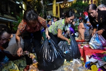 Thi nhau vơ lộc trong lễ Vu Lan cúng thí thực ở chùa Quán Sứ