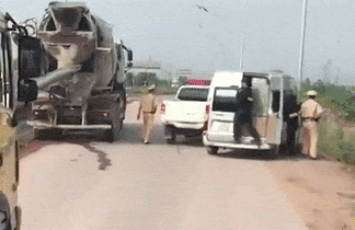 Ô tô 16 chỗ bỏ chạy "bạt mạng" khi bị CSGT và CSCĐ truy đuổi