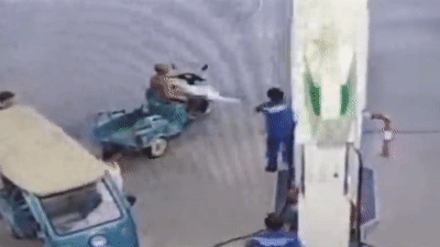 Nhân viên lấy bình cứu hỏa xịt người đàn ông hút thuốc ở trạm xăng