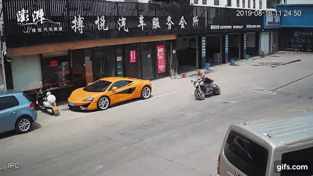Bồi thường hơn 1,6 tỷ đồng vì tông vào siêu xe McLaren 570S