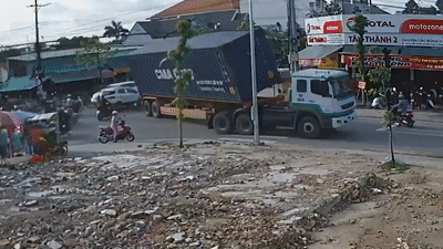 Thùng container rơi khỏi xe, suýt đè trúng người đi xe máy