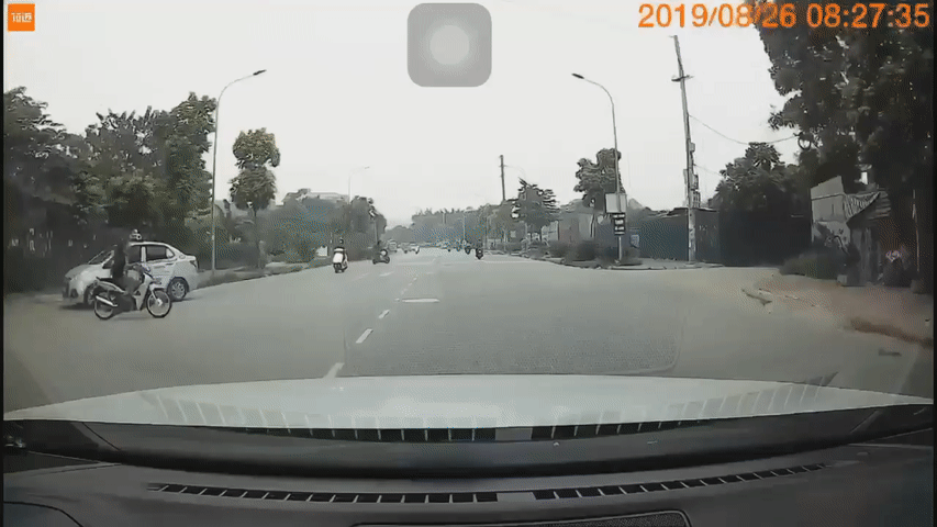 Sang đường không quan sát, ô tô tông người phụ nữ văng khỏi xe máy