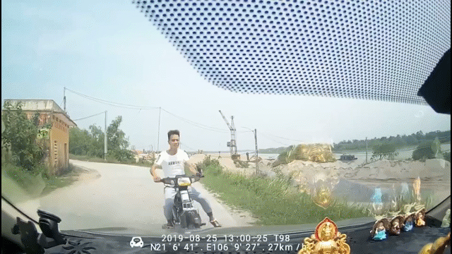 Vào cua tốc độ cao, nam thanh niên tông trực diện đầu ô tô con