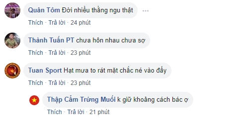 Nam thanh niên đi xe máy núp sau container để tránh mưa nam thanh nien di xe may nup sau container de tranh mua