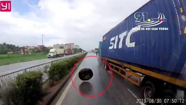 Xe container rơi bánh khi đang chạy khiến xe sau phanh gấp