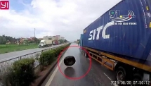 Xe container rơi bánh khi đang chạy khiến xe sau phanh gấp