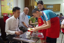 Trẻ khuyết tật trí tuệ học làm đầu bếp