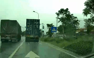 xe container can nu sinh roi bo chay khoi hien truong