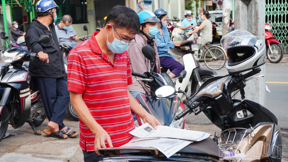 TP Hồ Chí Minh: Phụ huynh mòn mỏi ngóng trông sĩ tử vượt 