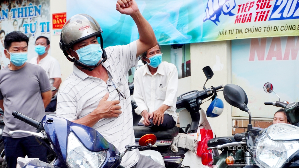 TP Hồ Chí Minh: Phụ huynh mòn mỏi ngóng trông sĩ tử vượt "vũ môn"