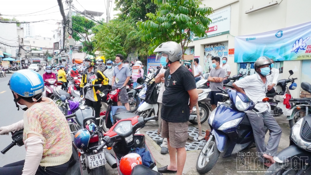 TP Hồ Chí Minh: Phụ huynh mòn mỏi ngóng trông sĩ tử vượt 