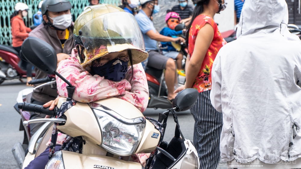 TP Hồ Chí Minh: Phụ huynh mòn mỏi ngóng trông sĩ tử vượt 