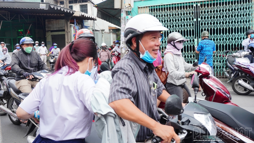 TP Hồ Chí Minh: Phụ huynh mòn mỏi ngóng trông sĩ tử vượt 