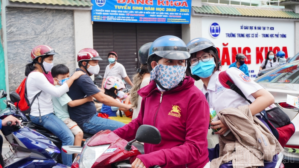 TP Hồ Chí Minh: Phụ huynh mòn mỏi ngóng trông sĩ tử vượt 