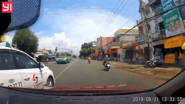 Bị taxi ép, tài xế ô tô đánh lái khiến 3 người đi xe máy gặp nạn