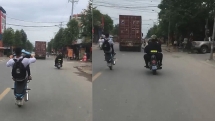 Nam sinh mặc đồng phục bốc đầu xe máy thách thức cảnh sát cơ động