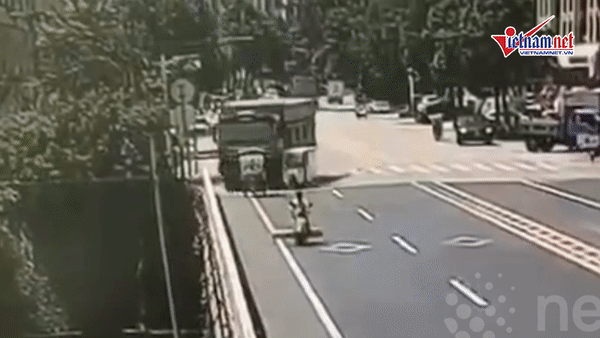 Tránh xe ba gác qua đường, xe tải lao thẳng xuống sông