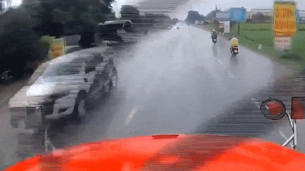 Sang đường thiếu quan sát, xe khách suýt gây tai nạn nguy hiểm