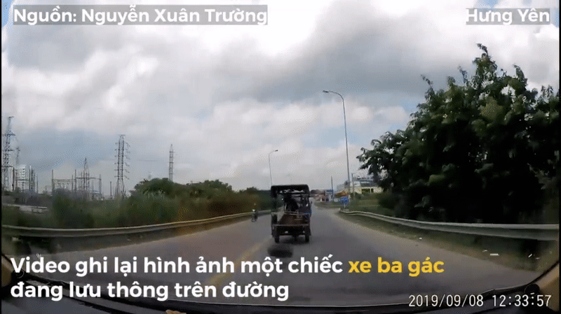 Bánh xe ba gác rơi xuống đường văng vỡ kính ô tô phía sau