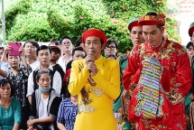 Người dân đổ xô về nhà thờ Tổ xem Hoài Linh làm lễ dâng hương