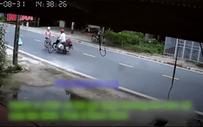 Người đàn ông chặn đầu, sàm sỡ cô gái đi xe đạp ngay giữa đường