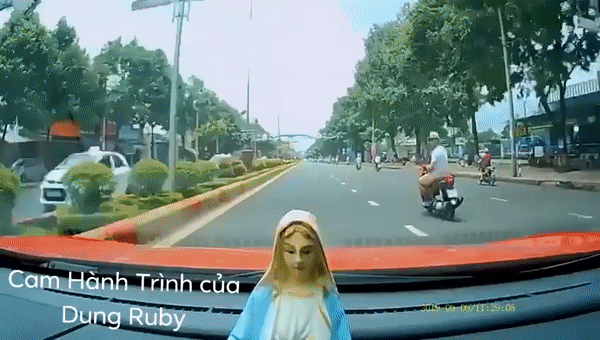 Video cận cảnh sư thầy đập vỡ kính ô tô vì bấm còi inh ỏi ở Đắk Lắk