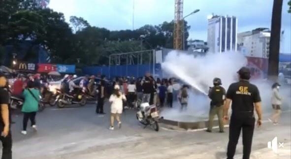 Cảnh sát dùng bình xịt, chích điện để giải tán nhóm fan Việt
