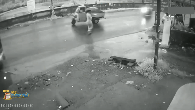 Xe máy tông xe 3 bánh, thoát nạn nhờ cú lộn santo lên thùng xe