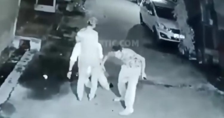 Video cận cảnh 2 thanh niên chích điện cướp tài sản người đi đường