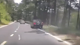 Tài xế ngủ gật khiến xe lao thẳng vào dải phân cách