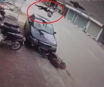 Cô gái đi xe đạp điện bị ô tô húc bay lên không trung