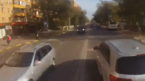 Tránh va chạm, xe rác đâm thẳng vào SUV đi ngược chiều