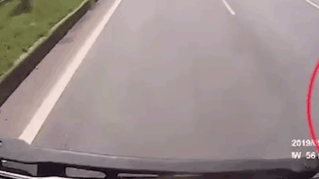 Cố vượt xe ‘hổ vồ’, ô tô 4 chỗ bị húc xoay ngược đầu trên cao tốc