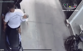 Bất cẩn để con trai vặn tay ga, bố "đứng tim" khi thấy tai nạn xảy ra