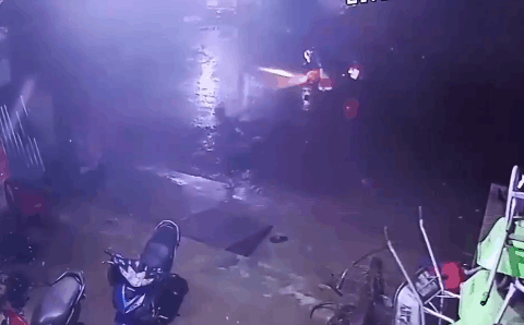 Xe tải làm đứt dây điện, 3 chị em tháo chạy bị điện giật co cứng