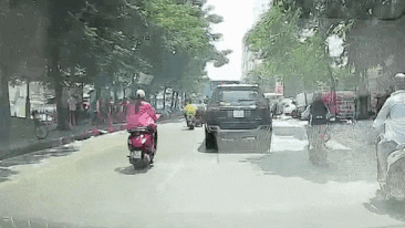 2 xe máy va quệt nhau trên đường do lấn làn, vượt ẩu