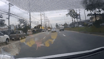 Mất lái, xe bán tải leo qua dải phân cách va vào ô tô khác