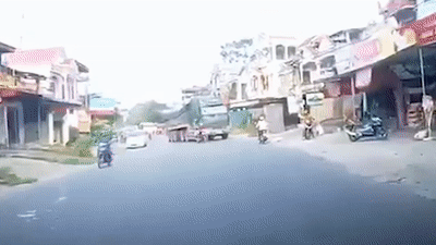 Tài xế container phanh cháy đường tránh xe máy sang đường bất cẩn