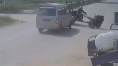 Tài xế vẫn ôm chặt tay lái sau khi xe bị tách đôi ở Trung Quốc