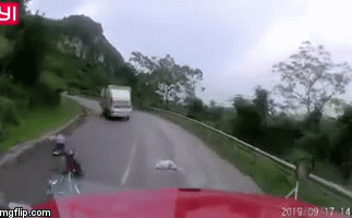 Xe máy vượt container cùng chiều rồi lao vào gầm xe tải