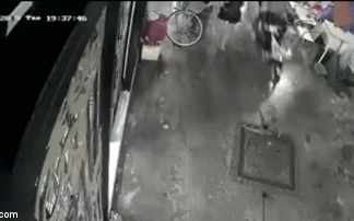 2 đối tượng giật túi xách, kéo văng cô gái xuống đường