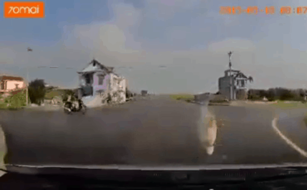 Ô tô tông bay xe máy khi băng qua ngã tư