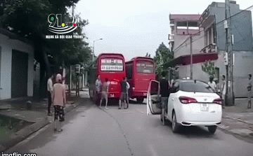Tranh giành khách, tài xế 2 xe khách "hỗn chiến" giữa đường