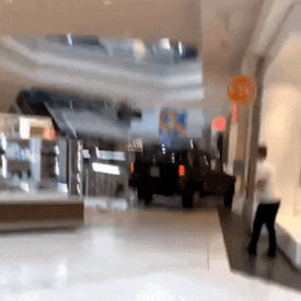 Ô tô ngang nhiên chạy trong trung tâm thương mại Mỹ