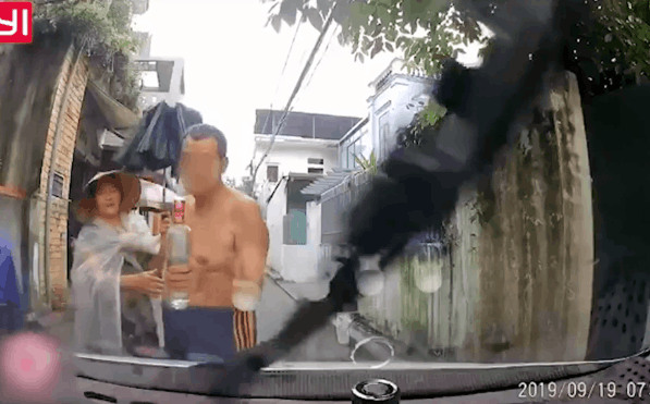 Cụ ông say xỉn chắn đường "gạ" rượu tài xế ô tô